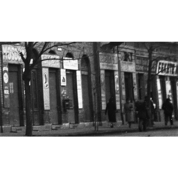 Fehér Kereszt Patika, Szolnok, utcakép, üzletek, kirakatok, 1930-as évek, helytörténet, közlekedés, 1930-as évek. Eredeti közép méretű fotó negatív!    