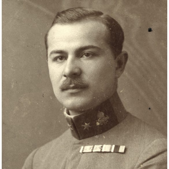 Magyar katona kardjával, Magyar Királyi Honvédség, géppuskás hadnagy portréja, egyenruha, 1920-as évek, Eredeti fotó, papírkép, sarkán törésnyom. 