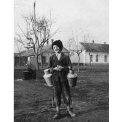   Szentes, Csongrád-Csanád megye, parasztfiú vizeskannákkal, kút, helytörténet, 1930, 1930-as évek, Eredeti fotó, papírkép. Hátulja sérült.
