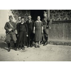   Magyar katonák egyenruhában, Gilvács, Erdély, Szatmár megye, 2. világháború, helytörténet, 1940-es évek, Eredeti fotó, papírkép.   méret megközelítőleg (centiméterben): 6 x 8.5 Használt! Eredeti nagyí