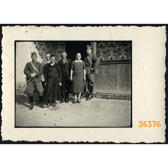 Magyar katonák egyenruhában, Gilvács, Erdély, Szatmár megye, 2. világháború, helytörténet, 1940-es évek, Eredeti fotó, papírkép.   méret megközelítőleg (centiméterben): 6 x 8.5 Használt! Eredeti nagyí