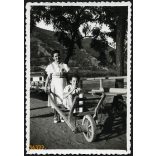 Kislány taligán, Dömös, Duna, Komárom-Esztergom megye, helytörténet, vicces,  1941, 1940-es évek, Eredeti fotó, papírkép. 