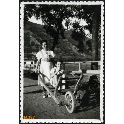   Kislány taligán, Dömös, Duna, Komárom-Esztergom megye, helytörténet, vicces,  1941, 1940-es évek, Eredeti fotó, papírkép. 