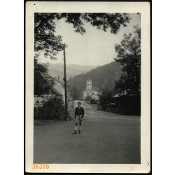   Cserkész (levente?) fiú egyenruhában, Rahó, Kárpátalja, Tisza híd, Nagytemplom, 2. világháború, helytörténet, 1940-es évek, Eredeti fotó, papírkép.   méret megközelítőleg (centiméterben): 6.5 x 9 Hasz
