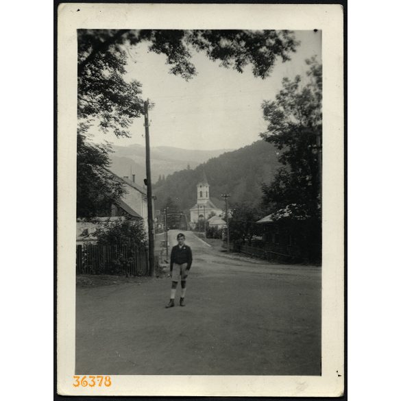 Cserkész (levente?) fiú egyenruhában, Rahó, Kárpátalja, Tisza híd, Nagytemplom, 2. világháború, helytörténet, 1940-es évek, Eredeti fotó, papírkép.   méret megközelítőleg (centiméterben): 6.5 x 9 Hasz