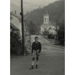 Cserkész (levente?) fiú egyenruhában, Rahó, Kárpátalja, Tisza híd, Nagytemplom, 2. világháború, helytörténet, 1940-es évek, Eredeti fotó, papírkép.   méret megközelítőleg (centiméterben): 6.5 x 9 Hasz