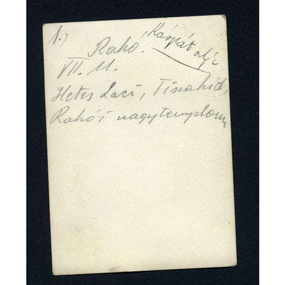 Cserkész (levente?) fiú egyenruhában, Rahó, Kárpátalja, Tisza híd, Nagytemplom, 2. világháború, helytörténet, 1940-es évek, Eredeti fotó, papírkép.   méret megközelítőleg (centiméterben): 6.5 x 9 Hasz