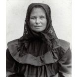 Szabó műterem, Gyoma és Endrőd (Gyomaendrőd), nő sváb (tót?) népviseletben, Varga nagymama, Békés megye, helytörténet, 1890-es évek, Eredeti CDV, vizitkártya fotó gyönyörű hátlappal.  