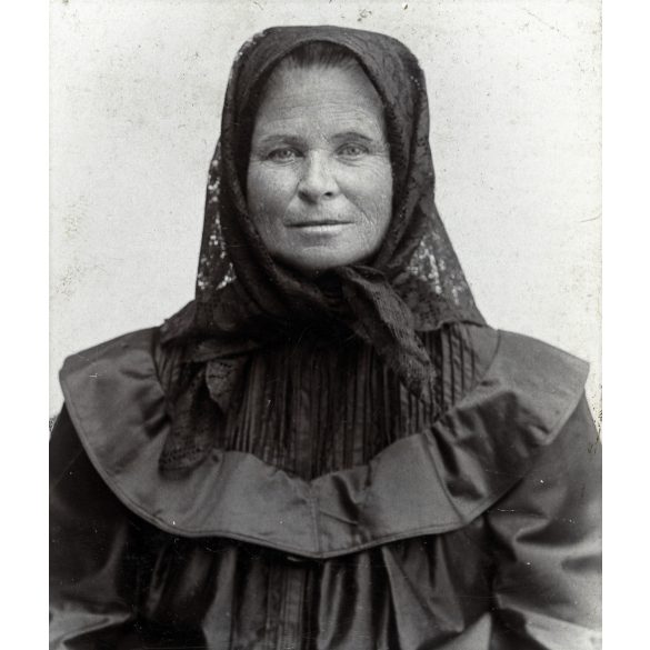 Szabó műterem, Gyoma és Endrőd (Gyomaendrőd), nő sváb (tót?) népviseletben, Varga nagymama, Békés megye, helytörténet, 1890-es évek, Eredeti CDV, vizitkártya fotó gyönyörű hátlappal.  