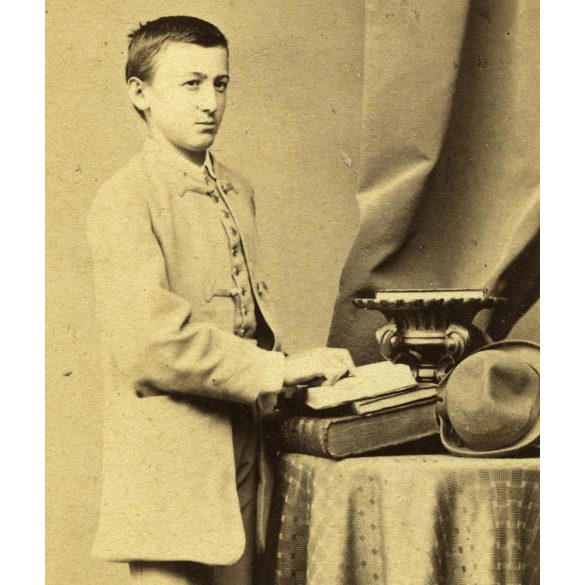 Borsos és Doctor műterem, Pest, elegáns fiú csizmában, kalappal, különös díszletek, 1860-as évek, Eredeti CDV, korai vizitkártya fotó.  