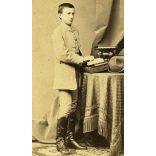 Borsos és Doctor műterem, Pest, elegáns fiú csizmában, kalappal, különös díszletek, 1860-as évek, Eredeti CDV, korai vizitkártya fotó.  