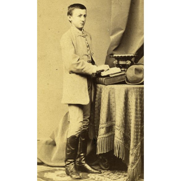 Borsos és Doctor műterem, Pest, elegáns fiú csizmában, kalappal, különös díszletek, 1860-as évek, Eredeti CDV, korai vizitkártya fotó.  