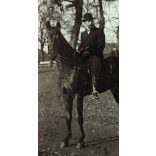 Schuster Vilmos zsidvéri (Erdély) evangélikus lelkész, író, medgyesi gimnáziumi tanár és felesége Lujza lóháton, 1880-as évek, Eredeti kabinetfotó.  