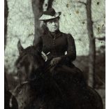 Schuster Vilmos zsidvéri (Erdély) evangélikus lelkész, író, medgyesi gimnáziumi tanár és felesége Lujza lóháton, 1880-as évek, Eredeti kabinetfotó.  