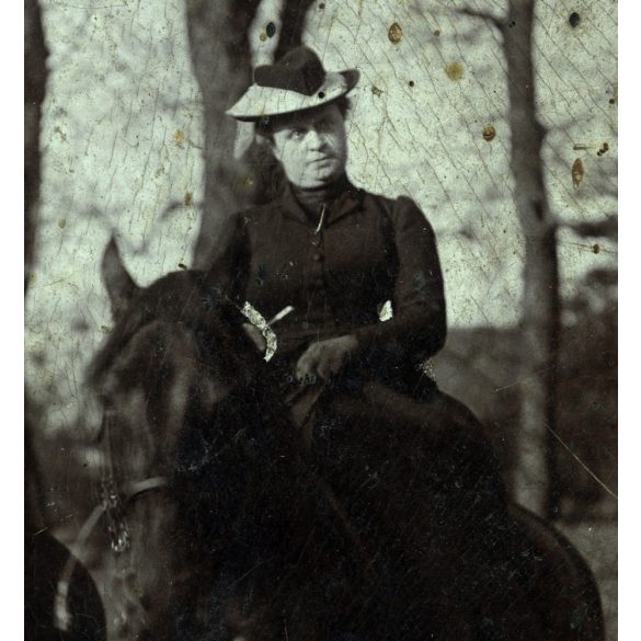 Schuster Vilmos zsidvéri (Erdély) evangélikus lelkész, író, medgyesi gimnáziumi tanár és felesége Lujza lóháton, 1880-as évek, Eredeti kabinetfotó.  