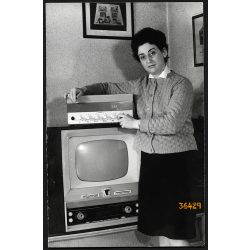   Hölgy EAG erősítővel, ORION ritka prototípus, TV, televízió rádióval összeépítve, technikatörténet, szocializmus, 1960-as évek, Eredeti fotó, papírkép.  