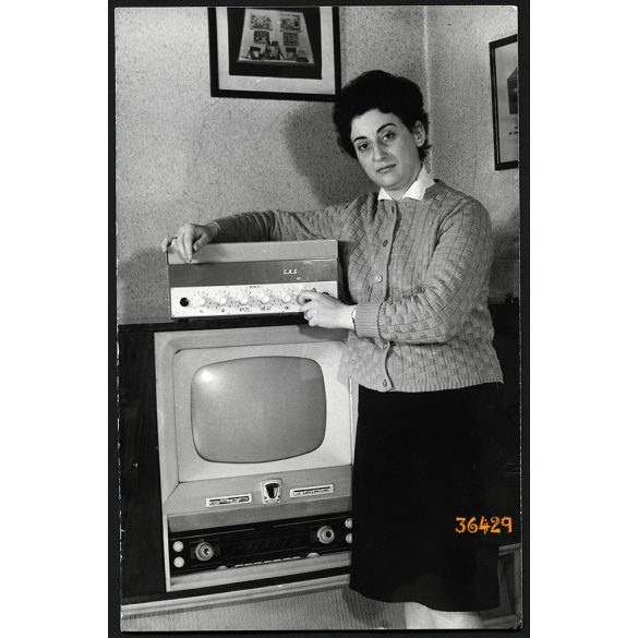 Hölgy EAG erősítővel, ORION ritka prototípus, TV, televízió rádióval összeépítve, technikatörténet, szocializmus, 1960-as évek, Eredeti fotó, papírkép.  