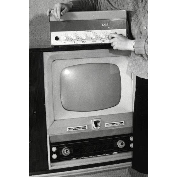 Hölgy EAG erősítővel, ORION ritka prototípus, TV, televízió rádióval összeépítve, technikatörténet, szocializmus, 1960-as évek, Eredeti fotó, papírkép.  