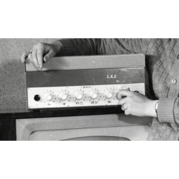 Hölgy EAG erősítővel, ORION ritka prototípus, TV, televízió rádióval összeépítve, technikatörténet, szocializmus, 1960-as évek, Eredeti fotó, papírkép.  