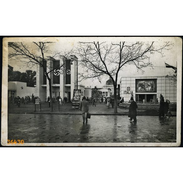 Nemzetközi Vásár, Budapest, Városliget, náci horogkeresztes német zászló szovjet jelképpel, 2. világháború, 1941, 1940-es évek, Eredeti képeslap fotó, papírkép. Magyar Filmiroda terjesztése. 
