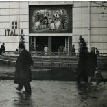 Nemzetközi Vásár, Budapest, Városliget, náci horogkeresztes német zászló szovjet jelképpel, 2. világháború, 1941, 1940-es évek, Eredeti képeslap fotó, papírkép. Magyar Filmiroda terjesztése. 