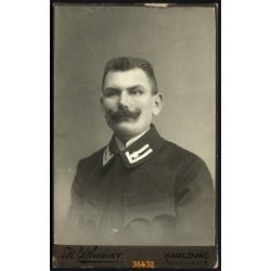   Branner műterem, Karlovac (Károlyváros), K. u. K. tábori postás egyenruhában, hatalmas bajusszal, 1. világháború, katona, Horvátország, 1910-es évek, Eredeti CDV, vizitkártya fotó. 