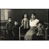 Tímár műterem, Szabadka, Vajdaság, fiatal anya négy gyermekével apa nélkül, 1. világháború, helytörténet, 1917. január 7, 1910-es évek, Eredeti fotó, papírkép. 