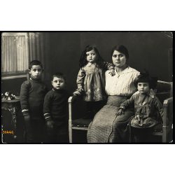   Tímár műterem, Szabadka, Vajdaság, fiatal anya négy gyermekével apa nélkül, 1. világháború, helytörténet, 1917. január 7, 1910-es évek, Eredeti fotó, papírkép. 