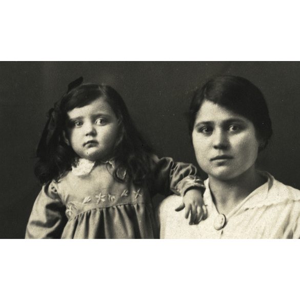 Tímár műterem, Szabadka, Vajdaság, fiatal anya négy gyermekével apa nélkül, 1. világháború, helytörténet, 1917. január 7, 1910-es évek, Eredeti fotó, papírkép. 