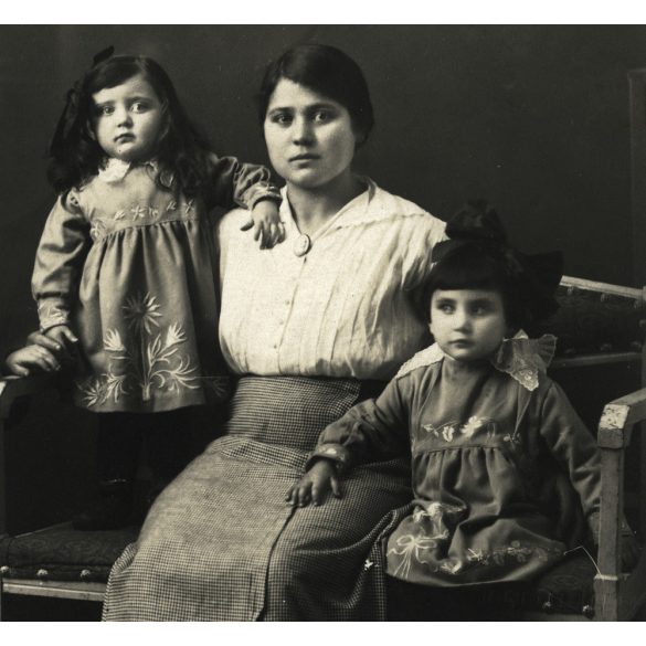 Tímár műterem, Szabadka, Vajdaság, fiatal anya négy gyermekével apa nélkül, 1. világháború, helytörténet, 1917. január 7, 1910-es évek, Eredeti fotó, papírkép. 