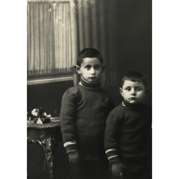 Tímár műterem, Szabadka, Vajdaság, fiatal anya négy gyermekével apa nélkül, 1. világháború, helytörténet, 1917. január 7, 1910-es évek, Eredeti fotó, papírkép. 