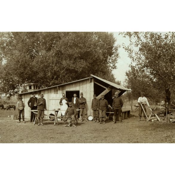Magyar katonák a táborban, Zimony, Vajdaság, Tábori Posta pecséttel, Szinte László lapja, szerb paraszt népviseletben, egyenruha, 1. világháború, 1914. november 18., 1910-es évek, Eredeti fotó, papírk