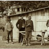 Magyar katonák a táborban, Zimony, Vajdaság, Tábori Posta pecséttel, Szinte László lapja, szerb paraszt népviseletben, egyenruha, 1. világháború, 1914. november 18., 1910-es évek, Eredeti fotó, papírk