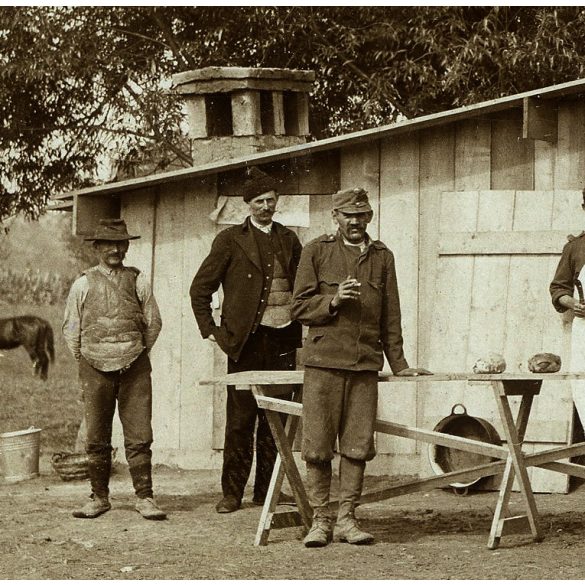 Magyar katonák a táborban, Zimony, Vajdaság, Tábori Posta pecséttel, Szinte László lapja, szerb paraszt népviseletben, egyenruha, 1. világháború, 1914. november 18., 1910-es évek, Eredeti fotó, papírk