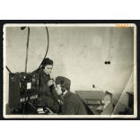 Magyar katonák, rádiósok egyenruhában, rádiókészülék, Horthy-korszak, 2. világháború, 1930-as évek, Eredeti fotó, papírkép, alsó sarkán törésnyom..   