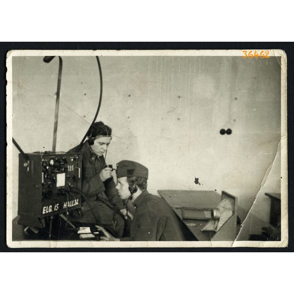 Magyar katonák, rádiósok egyenruhában, rádiókészülék, Horthy-korszak, 2. világháború, 1930-as évek, Eredeti fotó, papírkép, alsó sarkán törésnyom..   