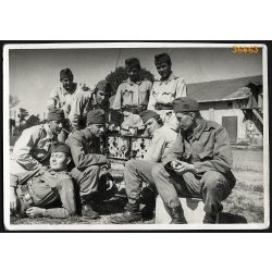   Magyar katonák,  rádiósok egyenruhában, rádiókészülék, Horthy-korszak, 2. világháború, 1930-as évek, Eredeti fotó, papírkép.   