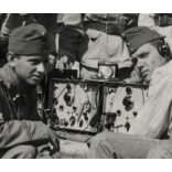 Magyar katonák,  rádiósok egyenruhában, rádiókészülék, Horthy-korszak, 2. világháború, 1930-as évek, Eredeti fotó, papírkép.   