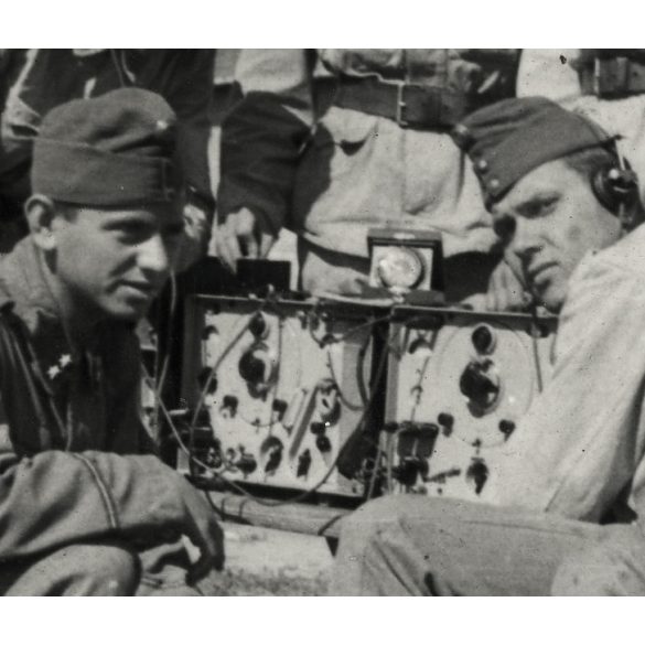 Magyar katonák,  rádiósok egyenruhában, rádiókészülék, Horthy-korszak, 2. világháború, 1930-as évek, Eredeti fotó, papírkép.   