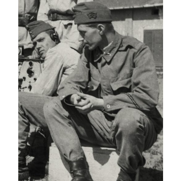Magyar katonák,  rádiósok egyenruhában, rádiókészülék, Horthy-korszak, 2. világháború, 1930-as évek, Eredeti fotó, papírkép.   