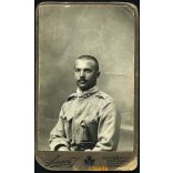 Singer műterem, Újvidék, Vajdaság, magyar katona, Szinte László kadét legitimációs kártyája, 1914, 1910-es évek, Eredeti CDV, vizitkártya fotó, hátulján péterváradi K.u.K. pecsét, aláírás, sarka kopot