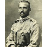 Singer műterem, Újvidék, Vajdaság, magyar katona, Szinte László kadét legitimációs kártyája, 1914, 1910-es évek, Eredeti CDV, vizitkártya fotó, hátulján péterváradi K.u.K. pecsét, aláírás, sarka kopot