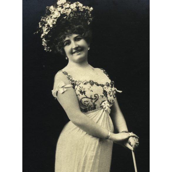 Székely Irén színésznő napernyővel, különös kalapban, művészet, monarchia, 1900-as évek, Eredeti képeslap fotó, papírkép, alsó sarkán törésnyom.   