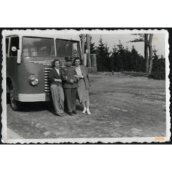   Ikarus 30 autóbusz, hölgyek egyenruhás katonával (?), jármű, közlekedés, kommunizmus, 1950-es évek, Eredeti fotó, papírkép.  