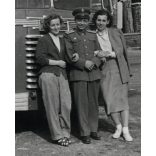 Ikarus 30 autóbusz, hölgyek egyenruhás katonával (?), jármű, közlekedés, kommunizmus, 1950-es évek, Eredeti fotó, papírkép.  