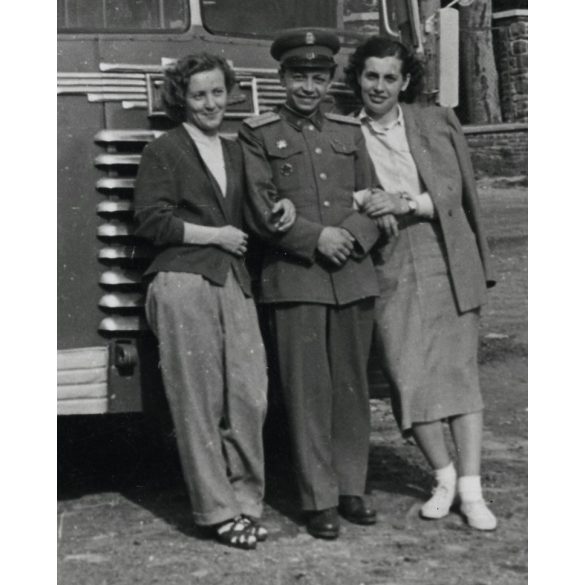 Ikarus 30 autóbusz, hölgyek egyenruhás katonával (?), jármű, közlekedés, kommunizmus, 1950-es évek, Eredeti fotó, papírkép.  