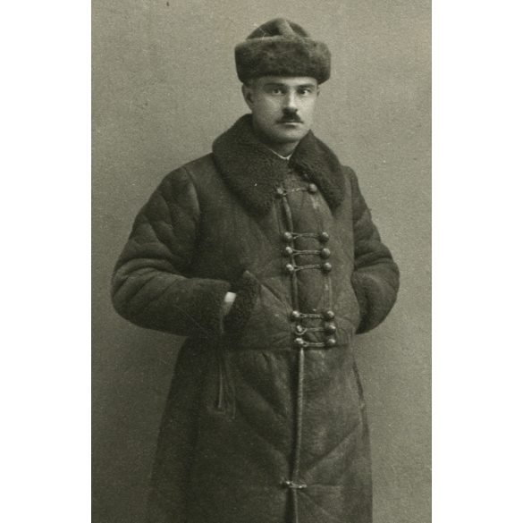 Bajuszos úr magyaros irhabundában, kucsma, télikabát, Szerencs, Borsod-Abaúj-Zemplén megye, helytörténet, Horthy-korszak, 1932. március 18., 1930-as évek, Eredeti fotó, papírkép.   