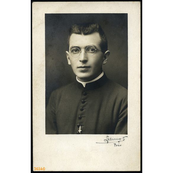 Zelesny Károly műterme, Pécs, egyházi méltóság portréja, katolikus pap, szemüveg, helytörténet, 1910-es évek, Eredeti fotó, a mester által szignózott papírkép.  