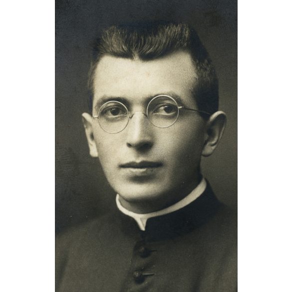 Zelesny Károly műterme, Pécs, egyházi méltóság portréja, katolikus pap, szemüveg, helytörténet, 1910-es évek, Eredeti fotó, a mester által szignózott papírkép.  