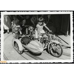   Kislány horogkeresztes játék motorkerékpáron, körhinta, náci jelkép, Németország, 2. világháború, 1930-as évek, Eredeti fotó, papírkép.  
